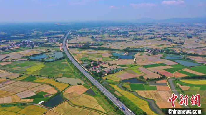 7月13日，位于江西省吉安市泰和县马市镇境内的大广高速公路穿越田园，一路风景美如画。　邓和平 　摄