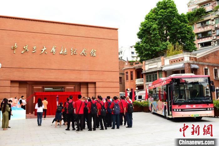 广州发布“开往中共三大会址”主题公交。 文国辉 摄