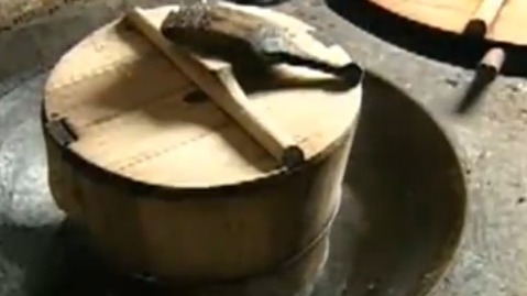 朱学三是如何回忆自己当年救助美军飞行员的事迹的？