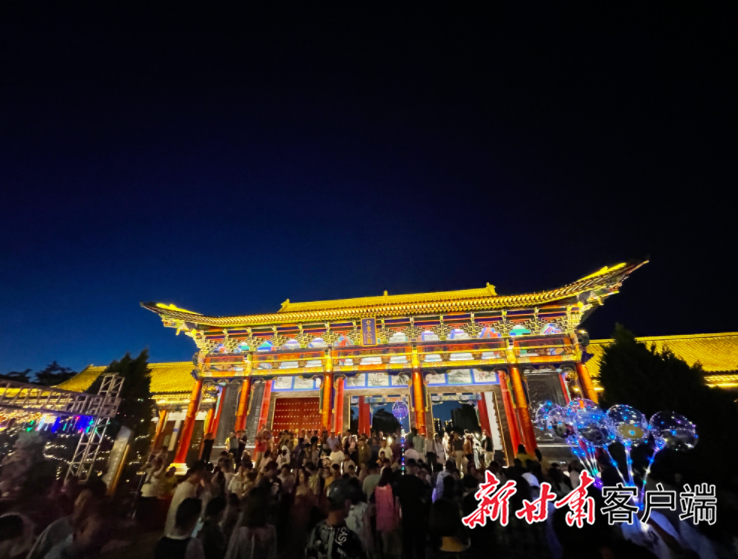 甘泉公园门前游人如织