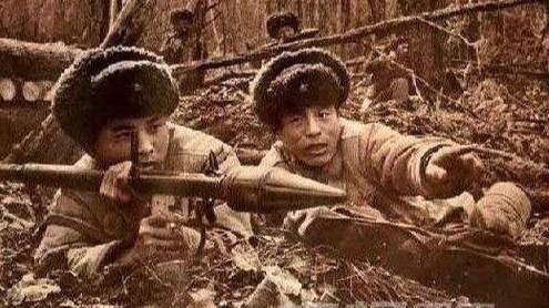 于洪东将一枚手雷扔进了坦克驾驶室，差点将坦克中的四十枚炮弹引爆