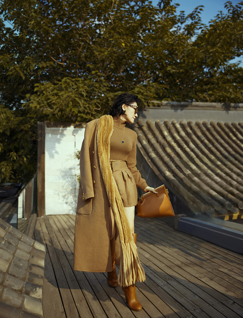 许晴屋顶拍"枫叶系"写真 穿长靴秀美腿身材超a