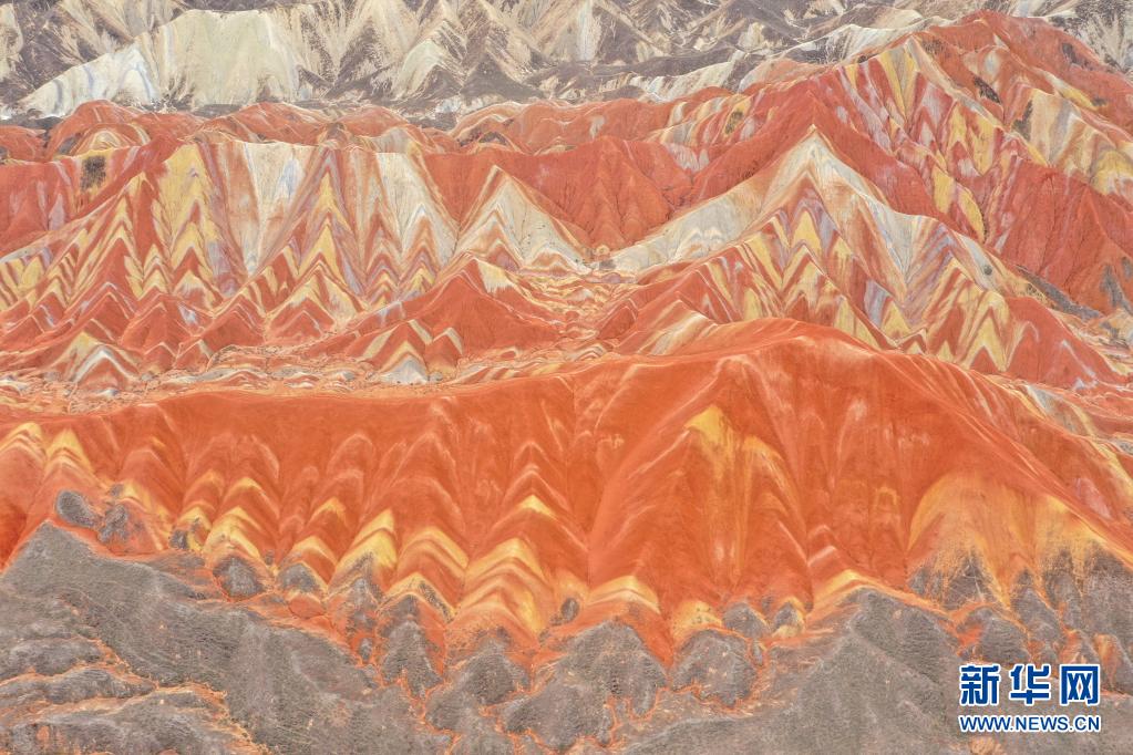 张掖世界地质公园的一处彩色丘陵地貌景观(7月14日摄,无人机照片)。新华社记者 郎兵兵 摄