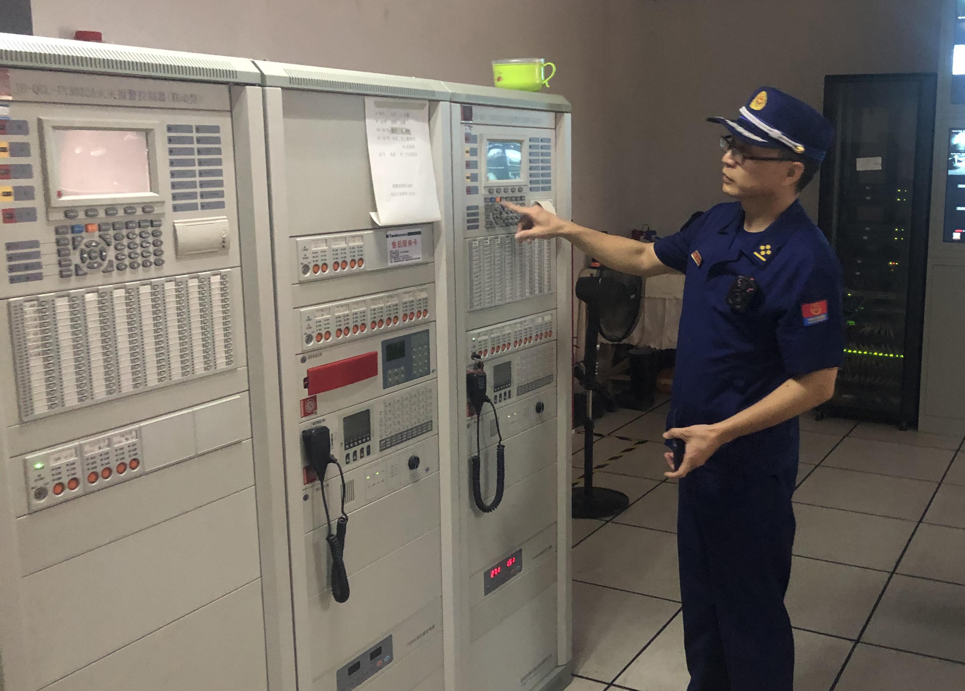 控制室无人值班并上锁,打开消防控制室门后,检查发现无消控室值班记录