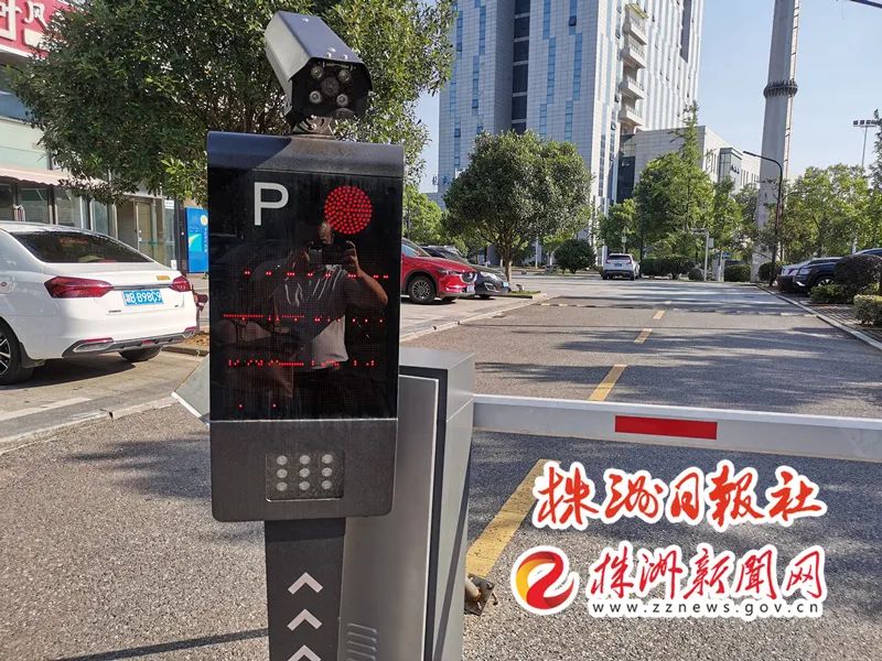 ▲ 腾龙大酒店停车场无人收费系统。记者/姚时美 摄