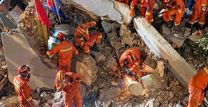 苏州酒店坍塌事故通宵救援，市民买食物送给消防员
