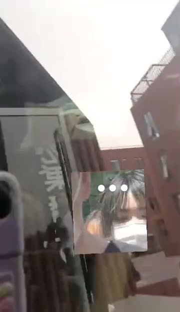 严浩翔遭私生贴车窗拍摄 用手敲车窗反击