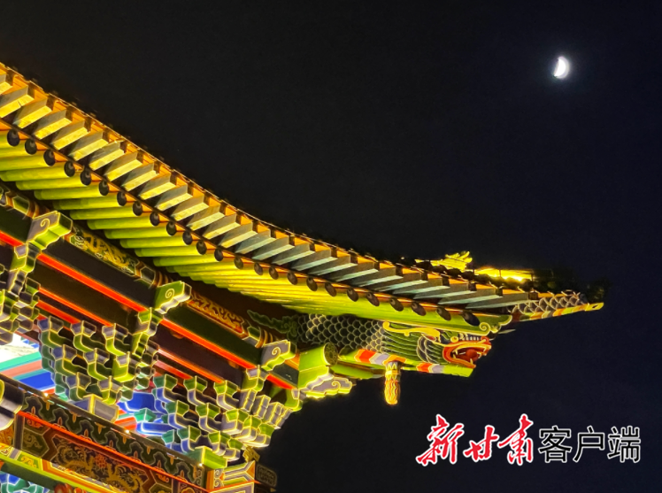 飞檐斗拱衬弯月