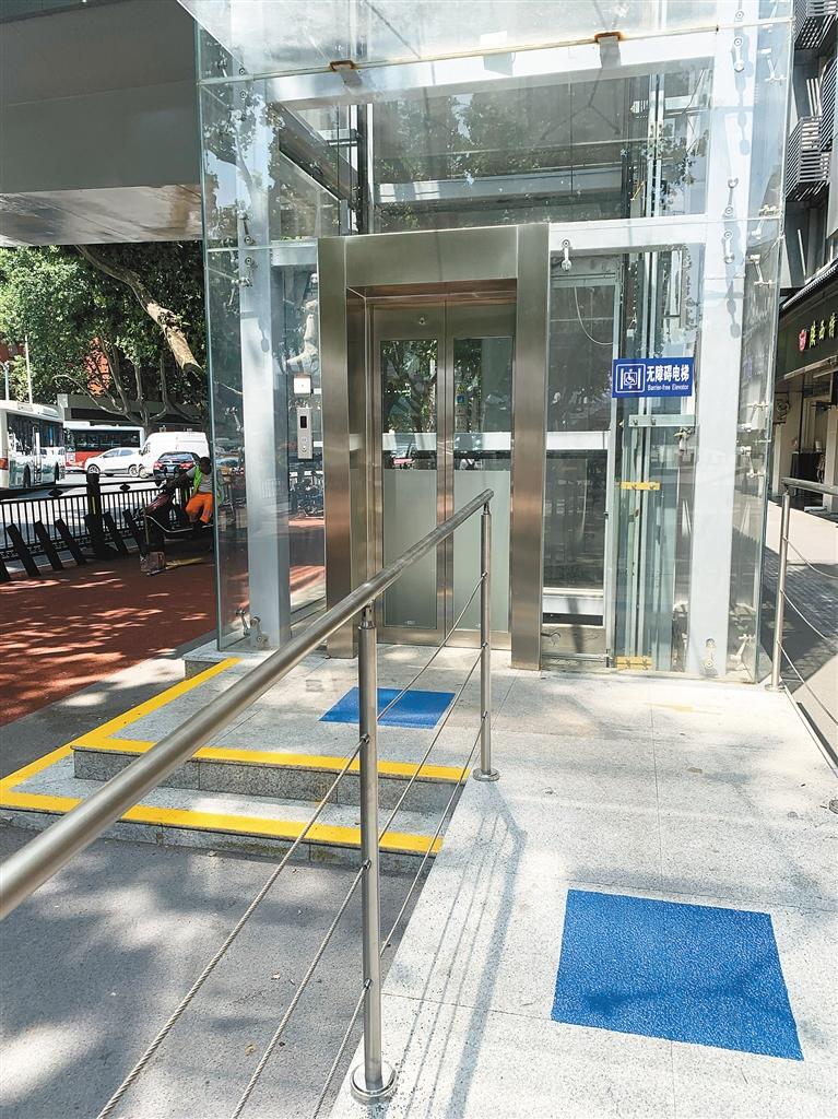 安装了无障碍电梯的过街天桥