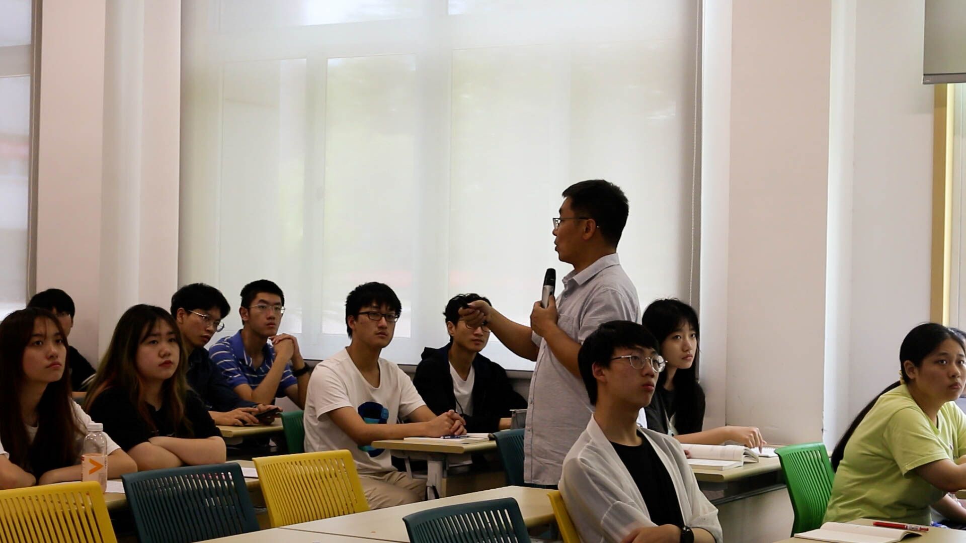 历时五年!万里学院一老师参编《新编英汉学习词典》