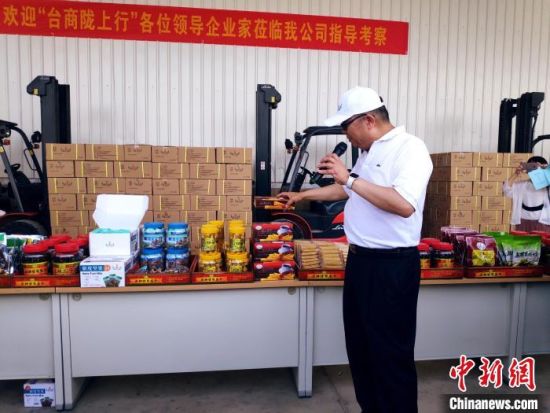 图为甘肃正林农垦食品有限公司负责人林垦介绍公司在古浪县落户情况 崔琳 摄