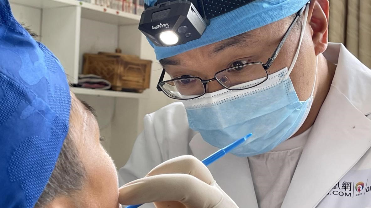 志愿者为孩子进行口腔检查