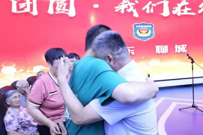 7月11日，山东、河南两地公安机关在山东省聊城市，为郭刚堂、郭新振一家人举行了认亲仪式，离散24年的家庭终获团聚。公安部 图