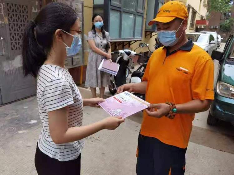 7月12日,中国邮政集团有限公司石家庄市分公司营业部揽投员将全市今年第一封高考录取通知书送到石家庄外国语学校高中保送生贾松绮手中。