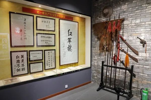 展馆内展出的老一辈无产阶级革命家题词和革命文物 平凉日报全媒体记者 姚志强 摄