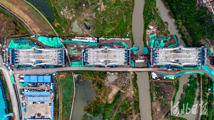 图为正在施工中的承德市高新区的闫营子大桥。河北日报记者田明摄影报道