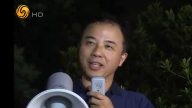 2019年港大校长张翔在寓所外与学生对话，呼吁反对暴力