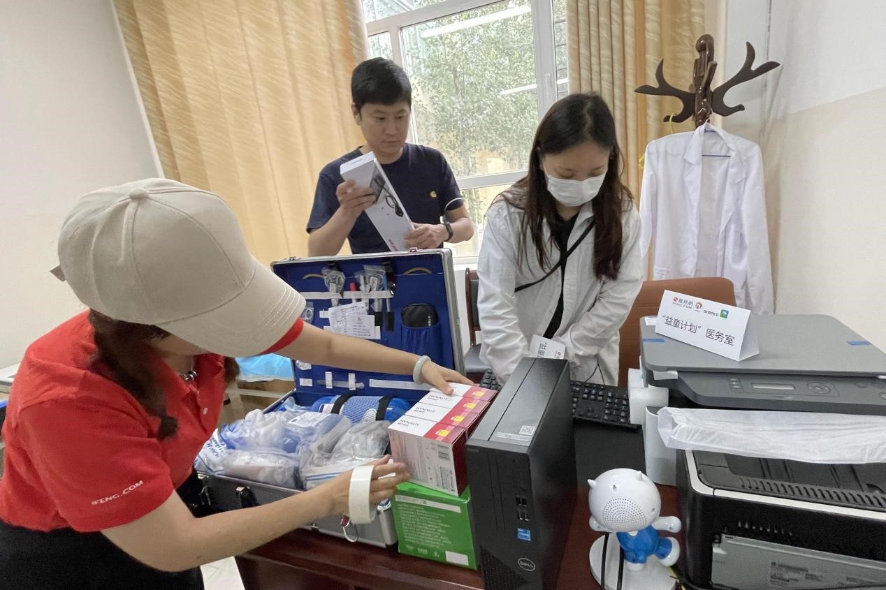 志愿者正在筹备医疗小屋