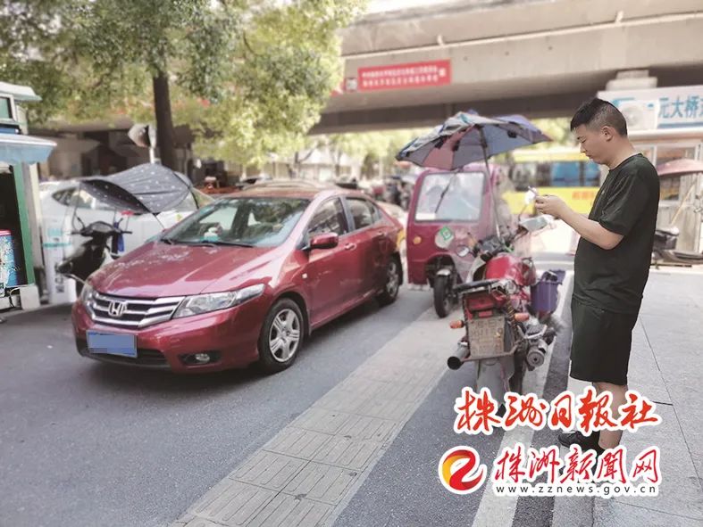 ▲ 佳诚电脑城停车场,车辆从人行道进出。记者/姚时美 摄