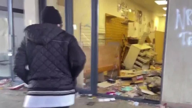南非暴徒继续大肆洗劫 商铺被抢老板失声痛哭