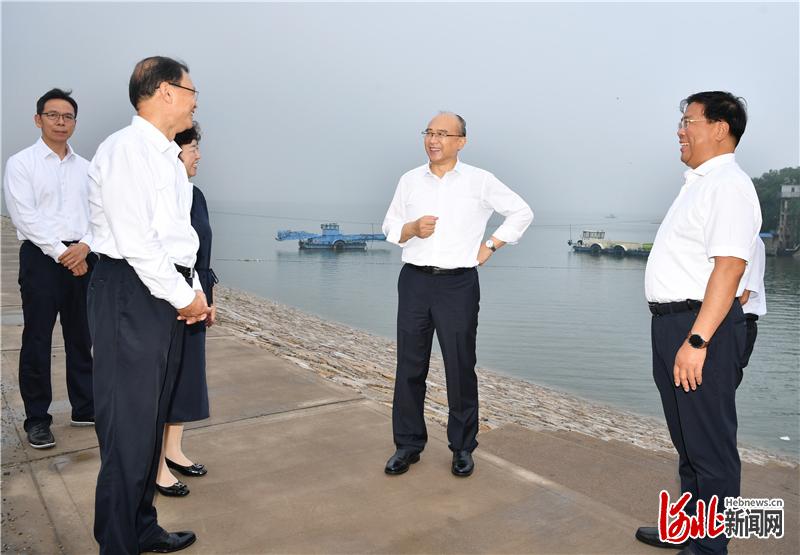 7月13日到14日，省长许勤到唐山市宣讲习近平总书记“七一”重要讲话精神，调研检查经济运行、港口转型升级、旅游岛规划建设、防汛等工作。这是许勤到陡河水库堤坝、输水洞、溢洪道机房等处检查防汛工作落实情况。 河北日报记者孟宇光摄