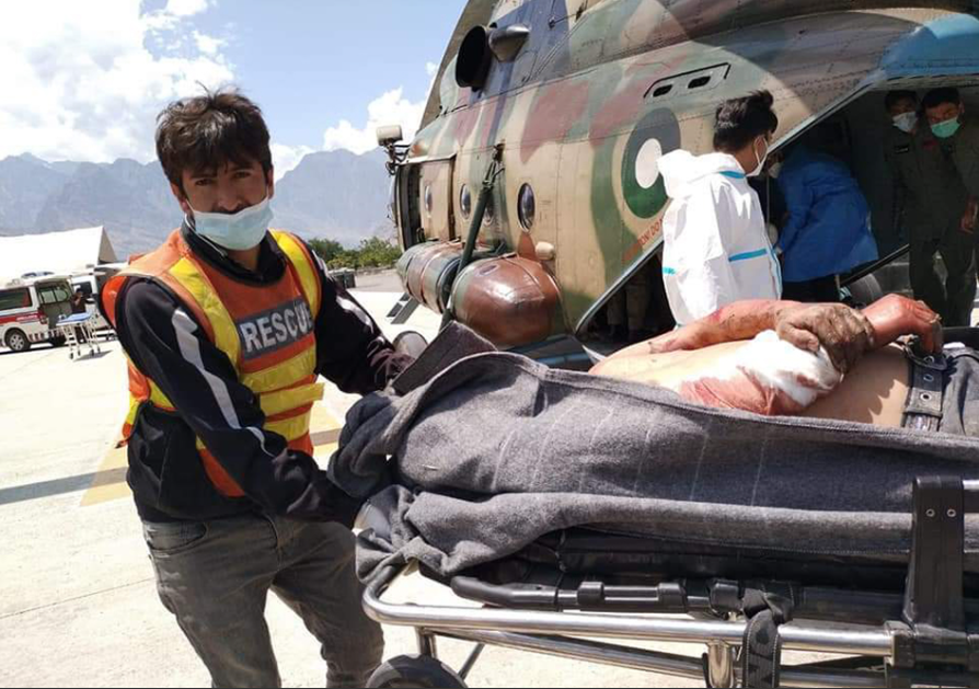 巴基斯坦大巴爆炸坠崖 救援队用直升机转运中国伤员