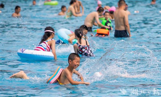 7月11日，小朋友们在武汉月湖天然游泳场戏水消暑。（湖北日报全媒记者 柯皓 摄）