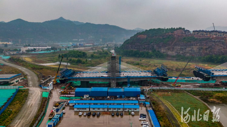 图为正在施工中的承德市高新区的闫营子大桥。河北日报记者田明摄影报道