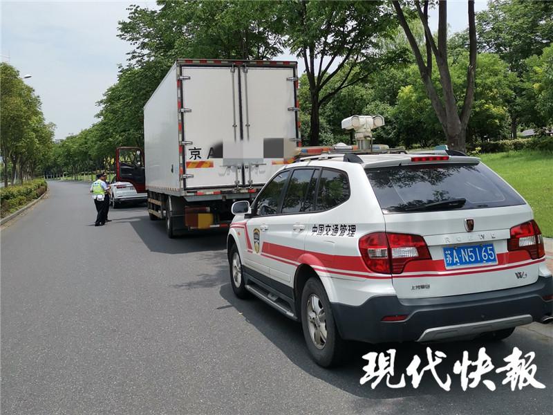 南京交通交警聯合執法,一輛廂式冷藏車非法私運危化品被查獲