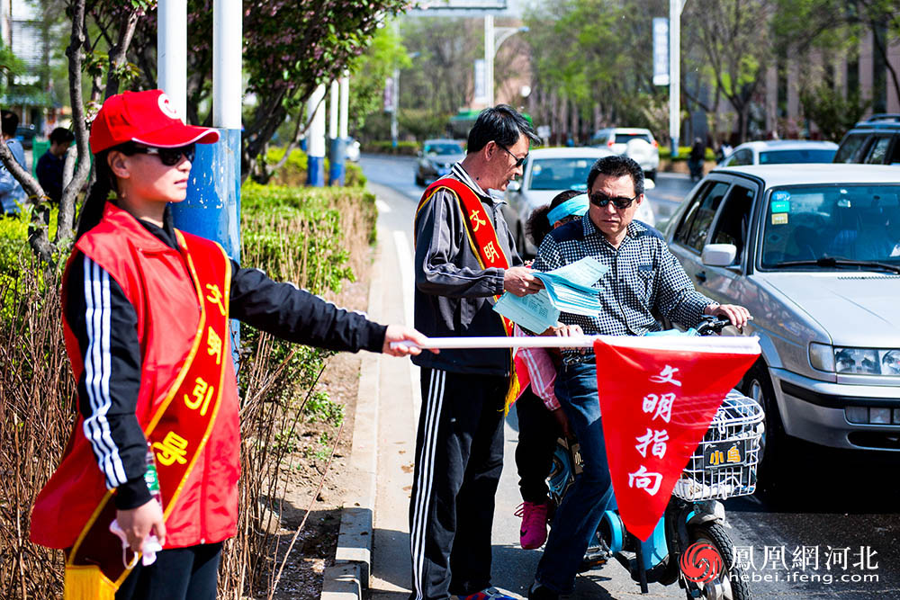 组织党员参与文明城市创建交通文明岗执勤活动