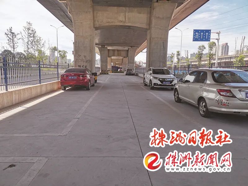 ▲ 铁东路核心段桥下公共停车场。记者/姚时美 摄