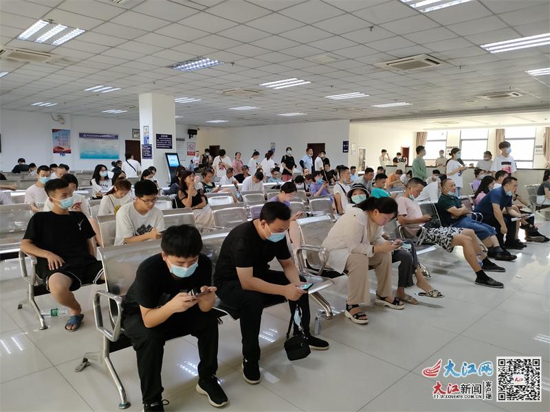 等待考试的考生