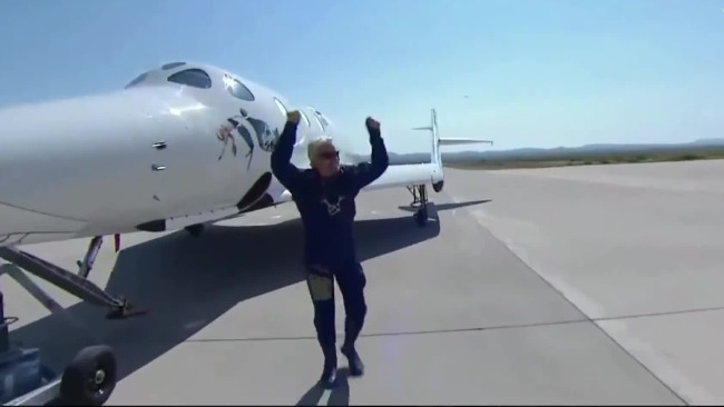 现场：全球首趟商业太空飞行成功 布兰森笑容满面走出机舱