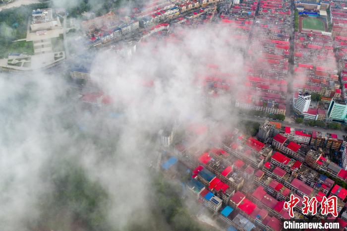 7月16日清晨，江西省瑞金市上空雨后出现平流雾，城市若隐若现，给这座
