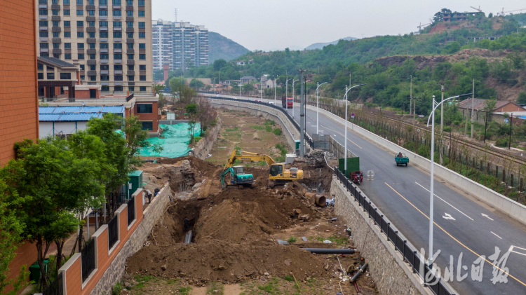 近日,河北省承德市双桥区围绕滦河、武烈河水生态修复,实施老城区二仙居、牛圈子沟、石洞子沟、狮子沟和红石砬沟等5条武烈河主要支流,进行生态综合治理,打造老城区 “一纵五横”的水网格局,进一步提高城市品位。图为双桥区旱河集中清理整治现场。河北日报记者田明摄影报道