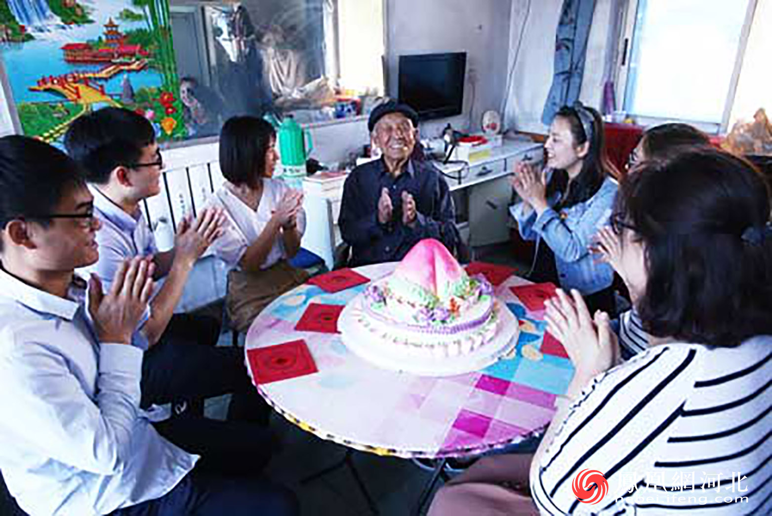 为建国前老党员齐芳廷过生日