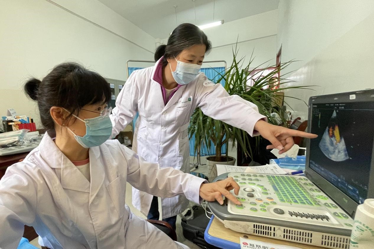 志愿者为孩子进行超声检查