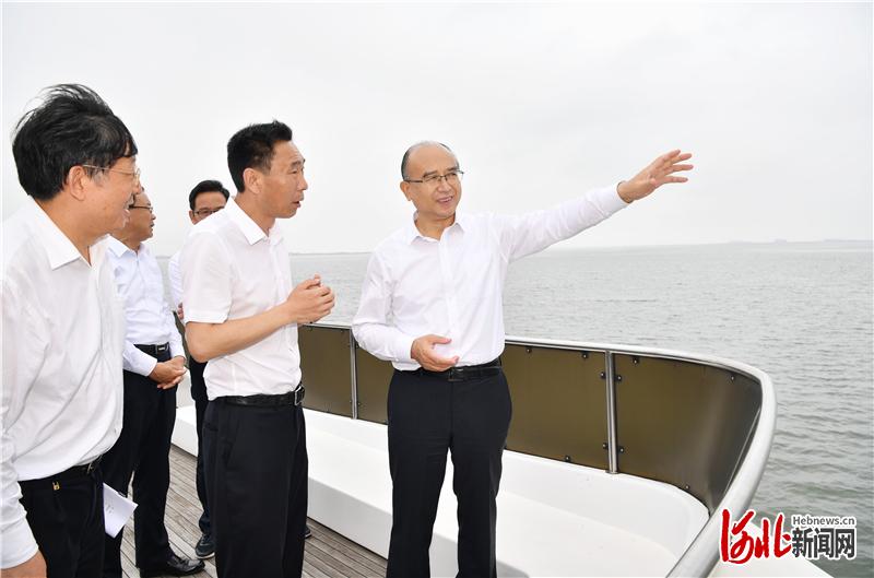 7月13日到14日，省长许勤到唐山市宣讲习近平总书记“七一”重要讲话精神，调研检查经济运行、港口转型升级、旅游岛规划建设、防汛等工作。这是许勤乘船检查唐山国际旅游岛国土空间规划编制、生态环境保护等工作。 河北日报记者孟宇光摄