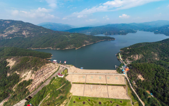 图为:桐城市牯牛背水库水清岸绿美景