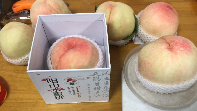 插吸管就能喝的水蜜桃一个卖128元 专家:单个1斤重