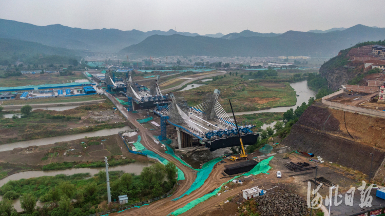 该大桥建成后，将成为沟通该市闫营子规划区与核心规划区的重要桥梁，对改善承德市投资环境，改善和提高沿线居民的生活水平，具有重要的意义。河北日报记者田明摄影报道