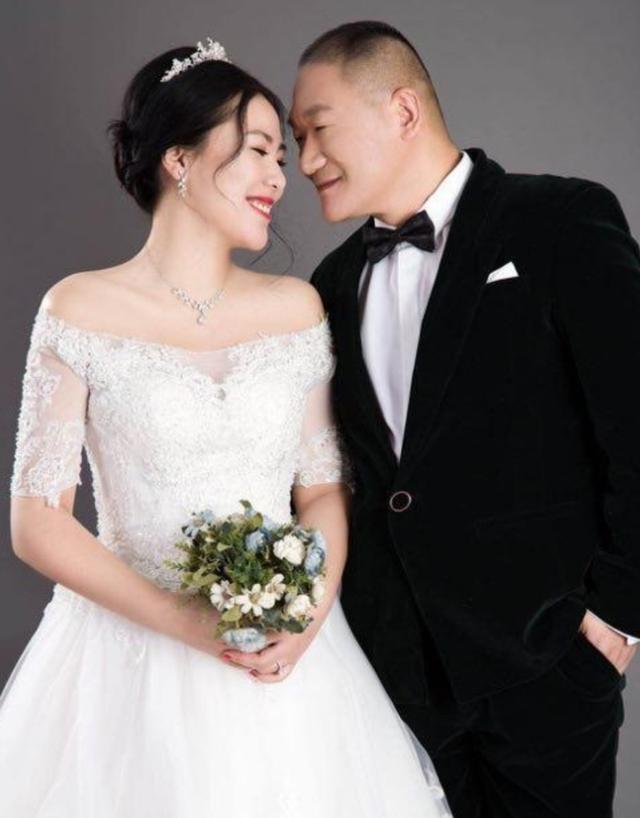 谢东与圈外女友官宣结婚,当时他已经55岁,老婆足足小他22岁,杨臣刚