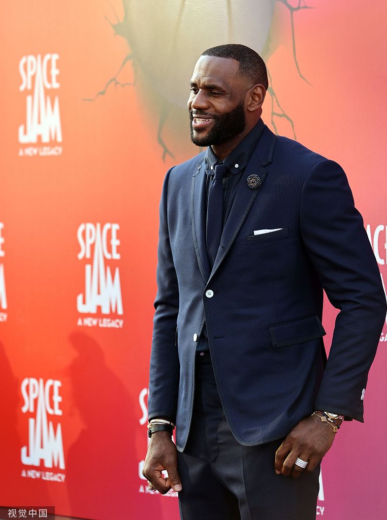 首映,主演勒布朗·詹姆斯(lebron james)穿西装帅气登场