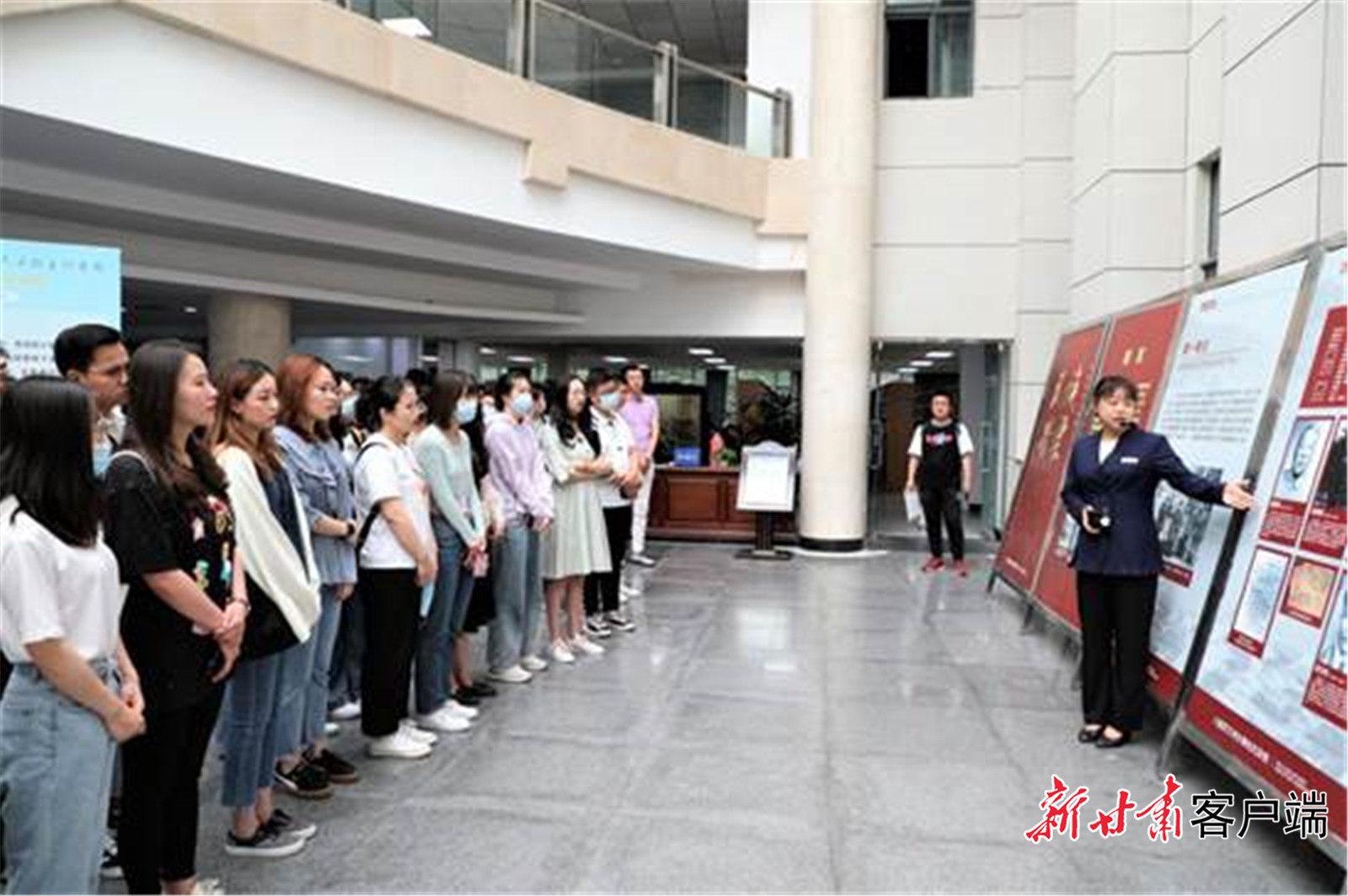 党史流动展览走进高校校园