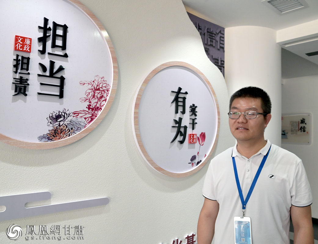 每次从办公室前往海关办里业务，李凯都会从这里走过，他也会以公司文化墙上的标语自我约束、自我激励。肖刚 摄