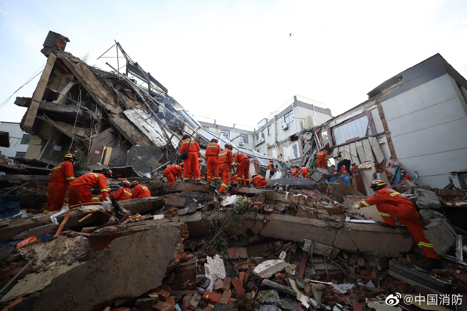 直擊蘇州坍塌酒店救援現場 一到四層是直接“坐”下去的