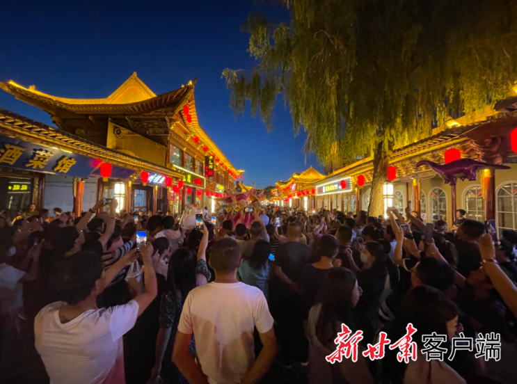 精彩演出吸引着当地群众和游客驻足不前