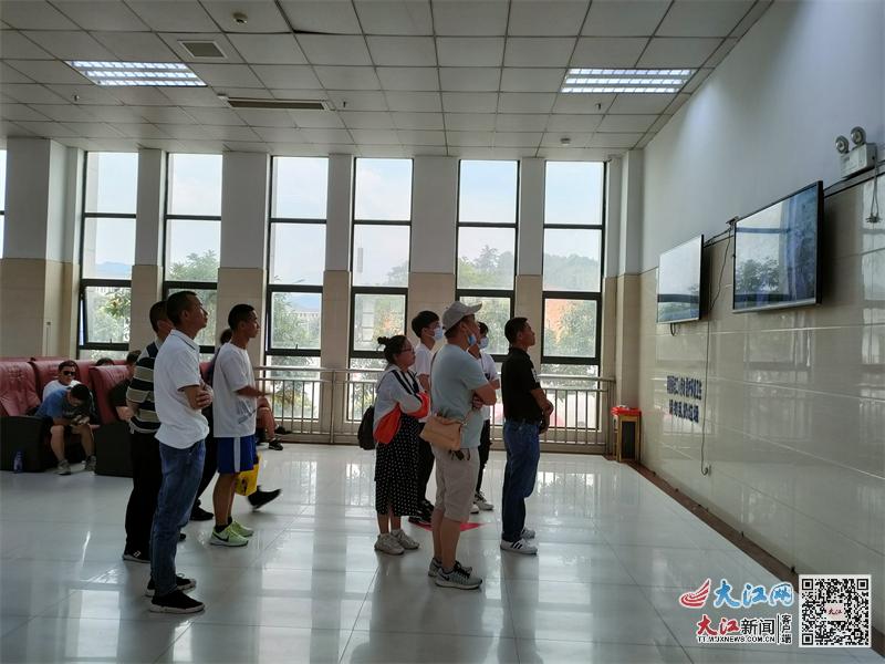 考生通过监控观察考场情况