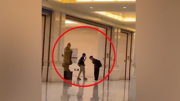 学生考前拜孔子雕像：娱乐一下，希望考试顺利