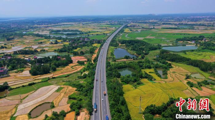 【沿着高速看中国】盛夏时节航拍大广高速穿越田园美如画